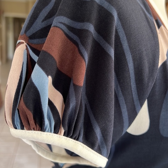 BCBGMAXAZRIA Faux Wrap Top Blue Cream Size Medium M Excellent Condition - Picture 2 of 11